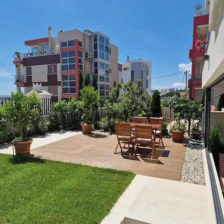 아파트 Zlata, With Patio And Garden 스플리트